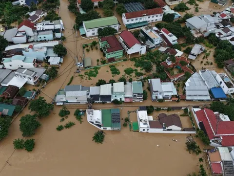 Mưa lũ diện rộng kéo dài ở miền Trung, nắng hanh duy trì ở miền Bắc