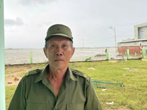 Xem xét khen thưởng người đàn ông 65 tuổi cứu người giữa lũ dữ