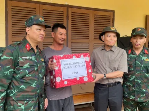 Đoàn công tác Bộ Chính trị thăm vùng lũ Khánh Hòa, động viên người dân vượt qua khó khăn