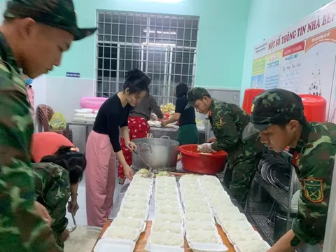 Hàng chục bếp cơm dã chiến tiếp sức bà con vùng lũ