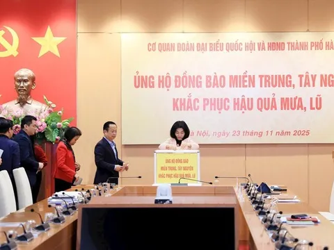 Cơ quan Đoàn đại biểu Quốc hội và HĐND thành phố Hà Nội ủng hộ đồng bào bị thiệt hại do mưa lũ