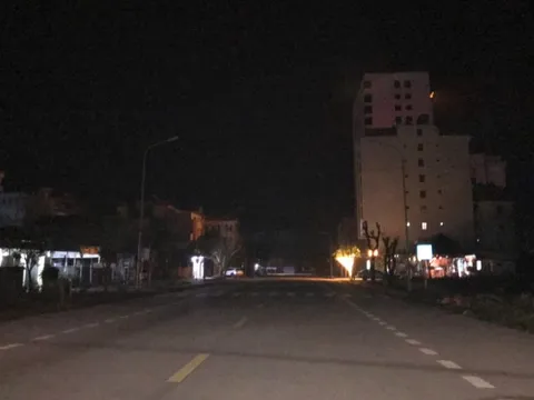 Nghệ An: Gần 1 tháng sau bão, hệ thống chiếu sáng phố phường vẫn hư hỏng nặng nề