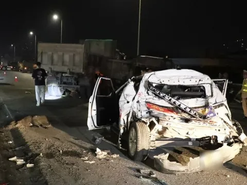 Hiện trường vụ ô tô tải đâm hàng loạt xe tại vành đai 3 trên cao, xe ô tô "bẹp dúm"