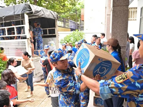 Vinamilk đưa 160.000 sản phẩm sữa và nước uống hỗ trợ đồng bào vùng lũ lụt