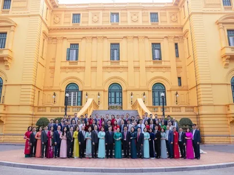 Hội Nông dân TP Hà Nội vào Lăng viếng Chủ tịch Hồ Chí Minh và dâng hương tại Hoàng Thành Thăng Long