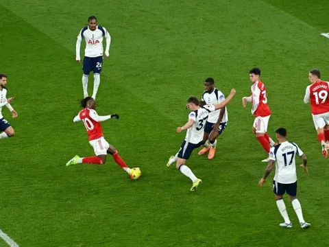 Tranh cãi bùng nổ sau bàn thắng mở tỉ số của Eze cho Arsenal