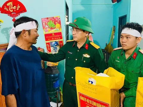 Quân khu 5 thăm, động viên gia đình chiến sĩ có 2 người thân tử vong do sạt lở