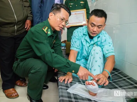 Thiếu tá biên phòng bị thương vẫn lao vào lũ dữ cứu dân