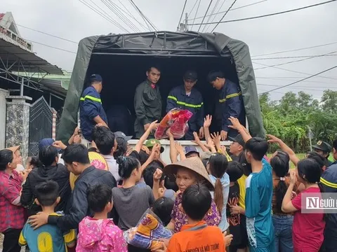 Hộp cơm trong lũ