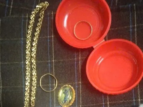 Người phụ nữ xúc động nhận lại gần nửa cây vàng để quên trong chiếc áo cũ