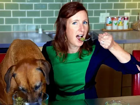 Nghề "hot" kỳ quặc nhất thế giới: Nếm thức ăn cho chó lương gần 2 tỷ đồng/năm