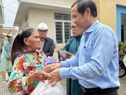 Phó Bí thư Đảng ủy MTTQ, các đoàn thể Trung ương Nguyễn Thái Học trao qua hỗ trợ người dân bị thiệt hại do mưa lũ