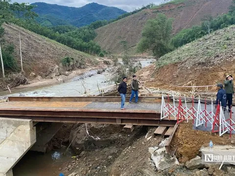Cây cầu tạm "cứu" cả vùng bị lũ cô lập ở Quảng Ngãi