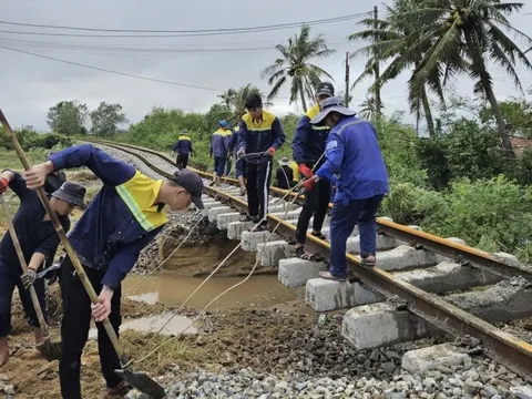 Dự kiến thông tuyến đường sắt Bắc – Nam sau 8 ngày gián đoạn do mưa lũ miền Trung