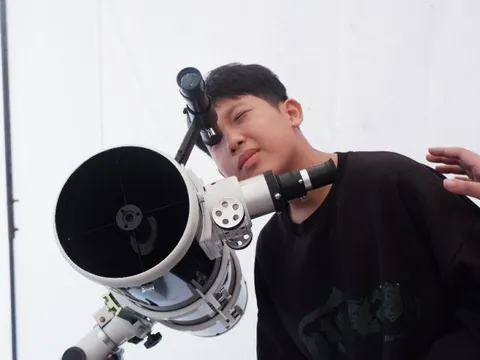 Triển lãm thiên văn nhiệm mầu của học sinh trường Hà Nội - Amsterdam