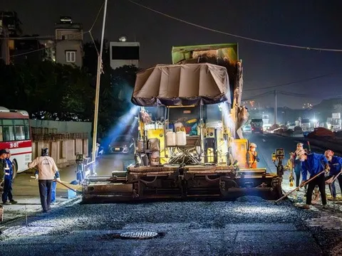 Hà Nội: Nhộn nhịp trên công trường đường nghìn tỷ thi công xuyên đêm