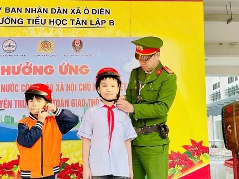 Công an xã Ô Diên tuyên truyền Luật Trật tự an toàn giao thông đường bộ cho học sinh