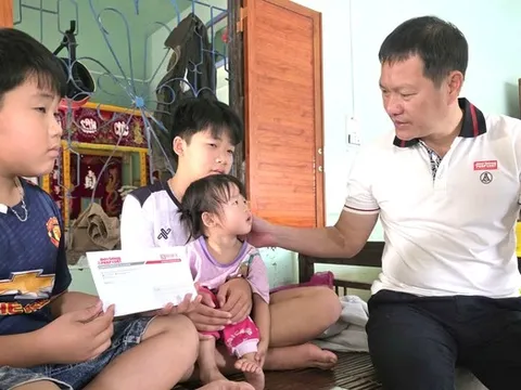 Tạp chí Đời sống và Pháp luật hỗ trợ các hộ có người tử vong, mất nhà do bão lũ tại Gia Lai, Đắk Lắk