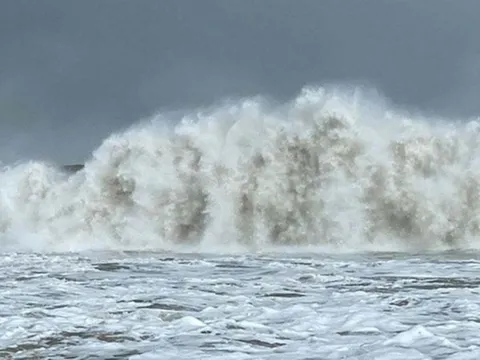 Bão số 15 có thể bất ngờ đổi hướng: Hai kịch bản sắp tới và thời gian gây mưa to