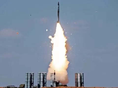 Bí ẩn đằng sau sự giống nhau kỳ lạ giữa tên lửa FP-7 Ukraine và S-400 Nga