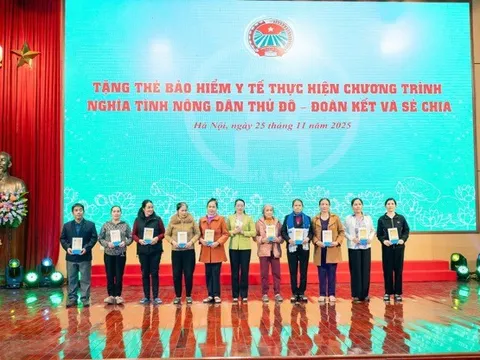 Tặng 31 thẻ Bảo hiểm y tế cho 31 hội viên nông dân xã Quang Minh