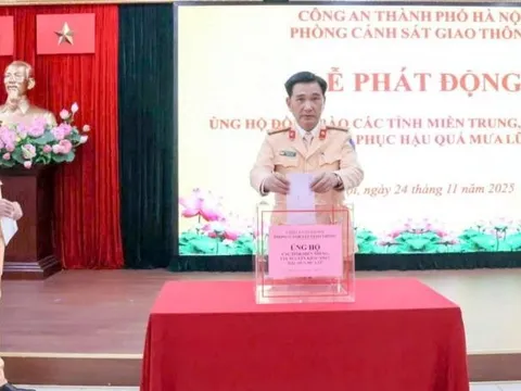 Phòng Cảnh sát giao thông Hà Nội sẻ chia cùng đồng bào vùng lũ