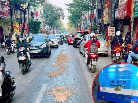 CSGT xử lý vết dầu máy loang dài 1km trên đường làm người dân trượt ngã