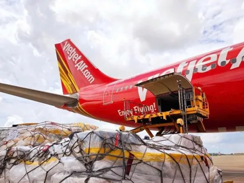 Những chuyến bay nghĩa tình hướng về miền Trung