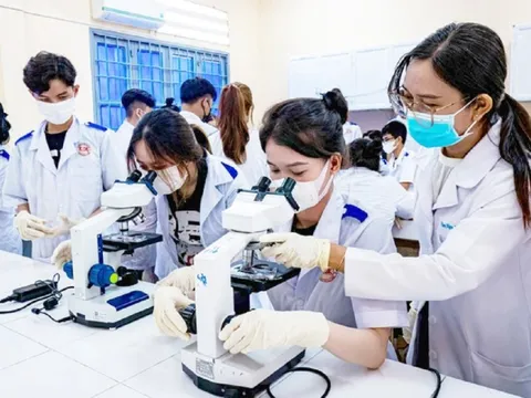 Bản tin 27/11: Điểm trúng tuyển vào ngành đào tạo bác sĩ các trường là bao nhiêu?