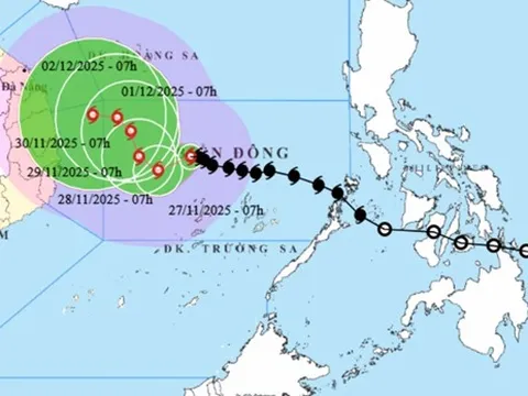 Bão số 15 Koto mạnh 4 cấp sau hơn 1 ngày vào Biển Đông, hướng đi "dị thường"