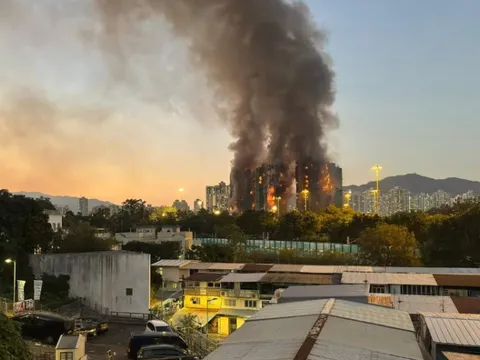 Hỏa hoạn nghiêm trọng ở Hồng Kông: Lửa vẫn bùng phát dữ dội, hàng chục người thương vong