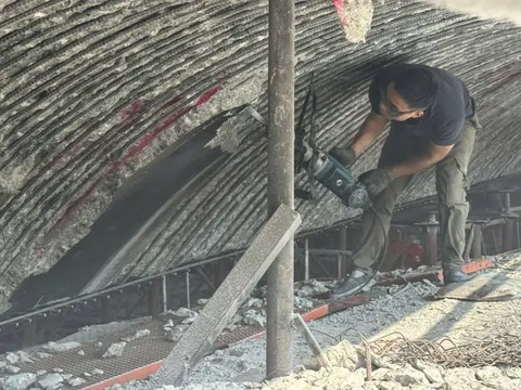 Rào chắn, sửa chữa chân cầu Vĩnh Tuy sau vụ cháy bãi giữ xe