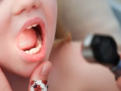 Bị ho, bé trai tử vong sau khi bác sĩ "cho nhầm liều" thuốc