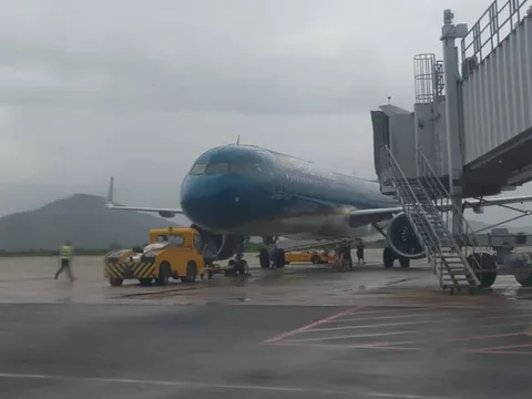 68 chuyến bay phải đổi hướng tránh bão số 15