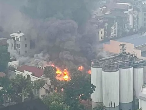 Cận cảnh hiện trường vụ cháy tại Nhà máy bia Hà Nội, khói bốc cao hàng chục mét
