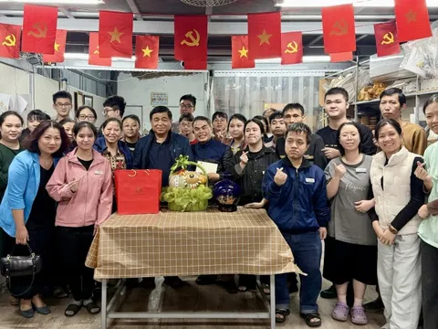 Phó Thủ tướng Nguyễn Chí Dũng thăm, tặng quà người khuyết tật