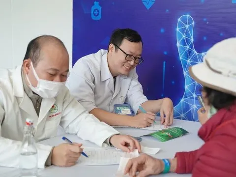 Khám, tư vấn cho người dân trong chương trình khắc phục hậu quả bão lũ