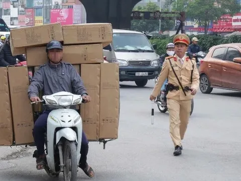 Hà Nội: Xử lý nhiều trường hợp lái xe chở hàng hoá cồng kềnh, gây mất an toàn giao thông