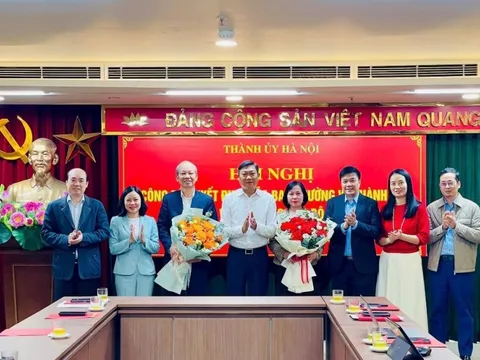 Ủy ban Kiểm tra Thành ủy Hà Nội trao quyết định nghỉ hưu trước tuổi cho hai cán bộ