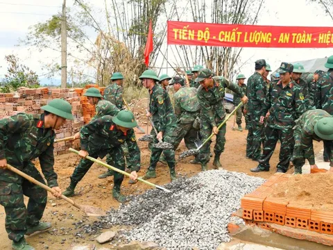 Thần tốc xây dựng lại những mái nhà sau lũ dữ