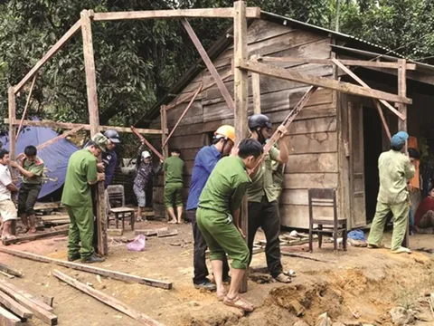 Thủ tướng yêu cầu hằng tuần báo cáo tiến độ xây dựng, sửa chữa nhà cho Nhân dân sau bão, lũ