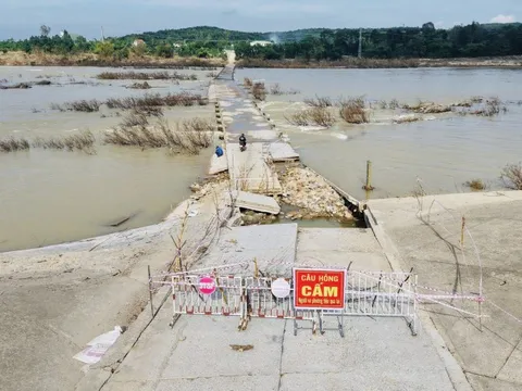 Lũ cuốn trôi một phần cầu tràn ở Quảng Ngãi, người dân chật vật đi vòng hàng chục kilomet