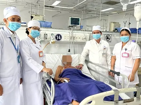 Người đàn ông 62 tuổi nguy kịch vì sặc nửa trái nho xanh