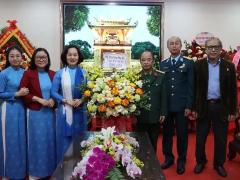 Hội LHPN Hà Nội thăm, chúc mừng Hội Cựu chiến binh thành phố nhân ngày truyền thống