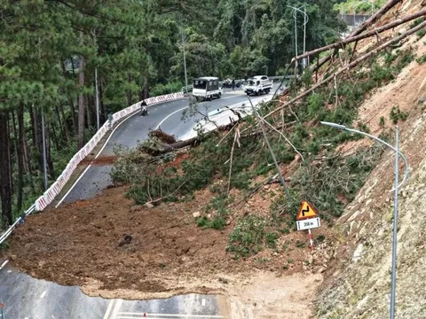 Lâm Đồng: Đèo Prenn tiếp tục sạt lở, đường sắt điều tàu hàng 200 tấn trấn giữ cầu