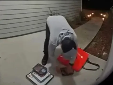 Xem lại camera chủ nhà sốc nặng khi thấy hành động này của tài xế giao đồ ăn