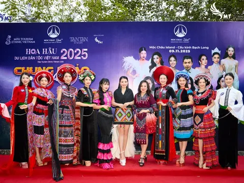 Hoa hậu Du lịch Dân tộc Việt Nam 2025 trình diễn thời trang bikini, dạ hội trên cầu kính dài nhất thế giới ở Mộc Châu