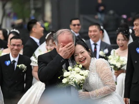 80 cặp đôi cùng bước vào lễ cưới tập thể đầy cảm xúc bên hồ Gươm