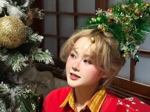 Đu trend buộc tóc cây thông Noel gây sốt mùa Giáng sinh