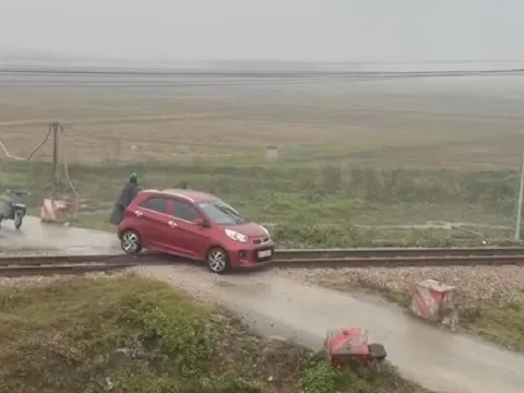 Thót tim cảnh ô tô mắc kẹt trên đường ray khi đoàn tàu hỏa đang lao tới